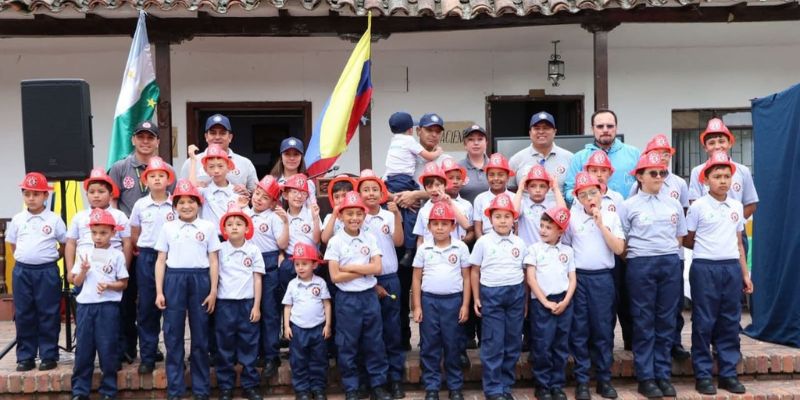 Tabio impulsa cultura del reciclaje con la “Misión Ecobomberitos”