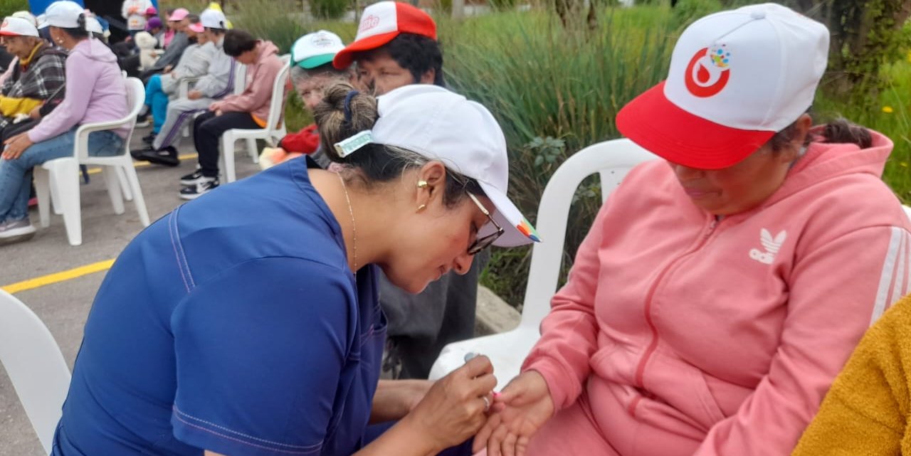 Adultos mayores del Centro de Protección JJ Vargas disfrutaron de una feria de la diversión 