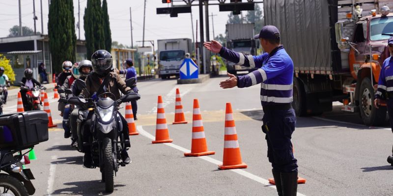 “Inicia la semana de receso y esperamos la movilización de 2,5 millones de vehículos por las vías de Cundinamarca, acompañados por 400 policías de tránsito y transporte y 800 soldados del Ejército Nacional”: Jorge Rey
