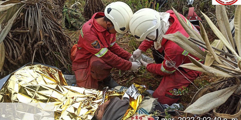 Con apoyo de Bomberos de Guasca y Sesquilé, rescatan a fotógrafo 



