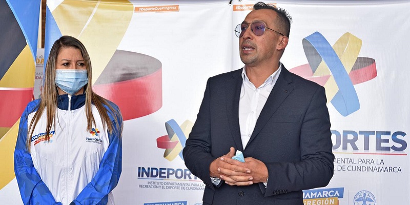 Gerente de Indeportes les entregó el pendón a los abanderados que irán a la final de los Intercolegiados



