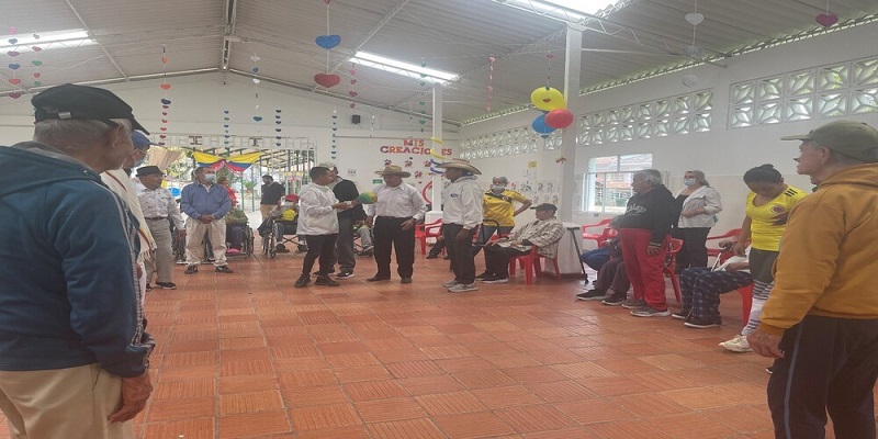 Rumba terapia promueve bienestar de las personas mayores en el Centro de Protección Social Belmira
