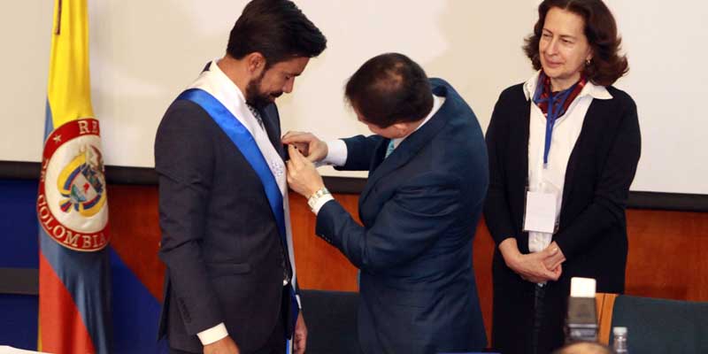 Condecoración a la excelencia, distingue al Gobernador de Cundinamarca como  el Administrador Público del año



































































