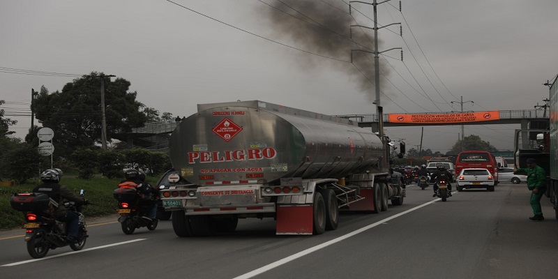 Transportadores en paro en vías de Cundinamarca inician despeje de tramos por acuerdo con la Gobernación y el Distrito Capital