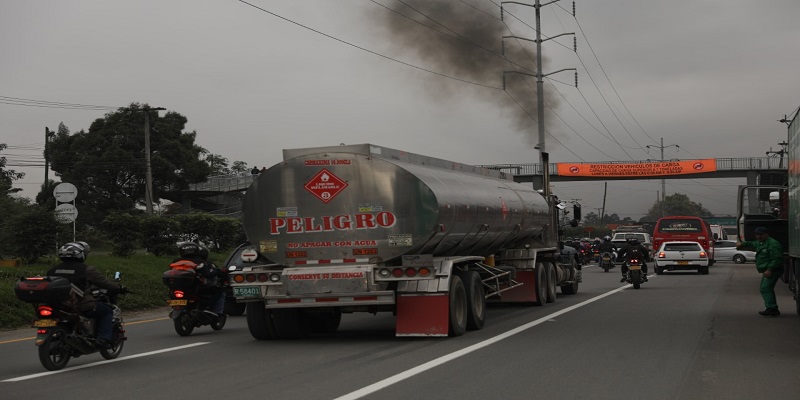 Transportadores en paro en vías de Cundinamarca inician despeje de tramos por acuerdo con la Gobernación y el Distrito Capital

