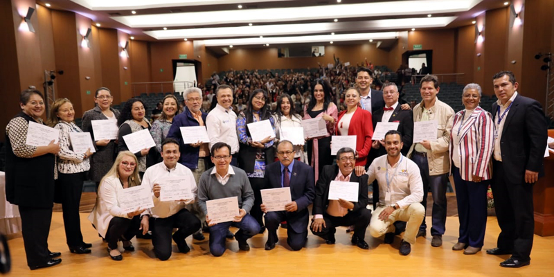 450 docentes y funcionarios se gradúan como ‘Embajadores de la Felicidad’

