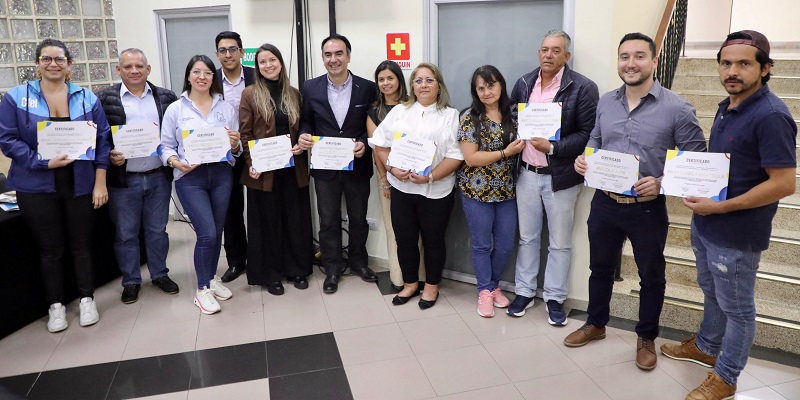 Gobernación de Cundinamarca certifica a productores avícolas en estrategia tecnológica para una avicultura del futuro
