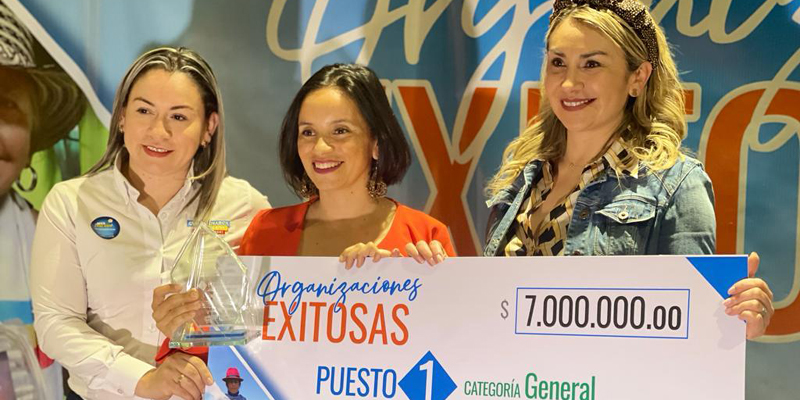 Entrega de reconocimientos a las organizaciones exitosas