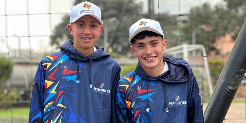 Delegación completa: categoría juvenil recibe la bandera de Cundinamarca para debutar en la regional nacional de los Juegos Intercolegiados 2025