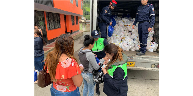 Entrega de ayuda humanitaria a familias de Quetame afectadas por el cierre de la vía al Llano

























