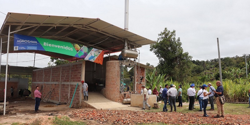Paneleros cundinamarqueses con hornilla innovadora creada por Agrosavia 