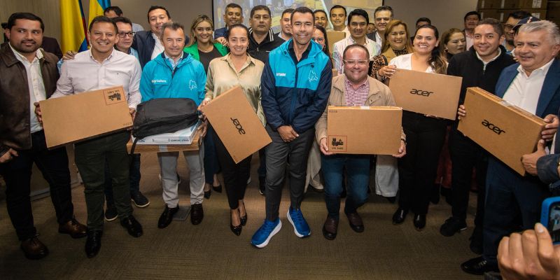 Tecnología para el campo: 35 municipios reciben computadores para modernizar la extensión rural