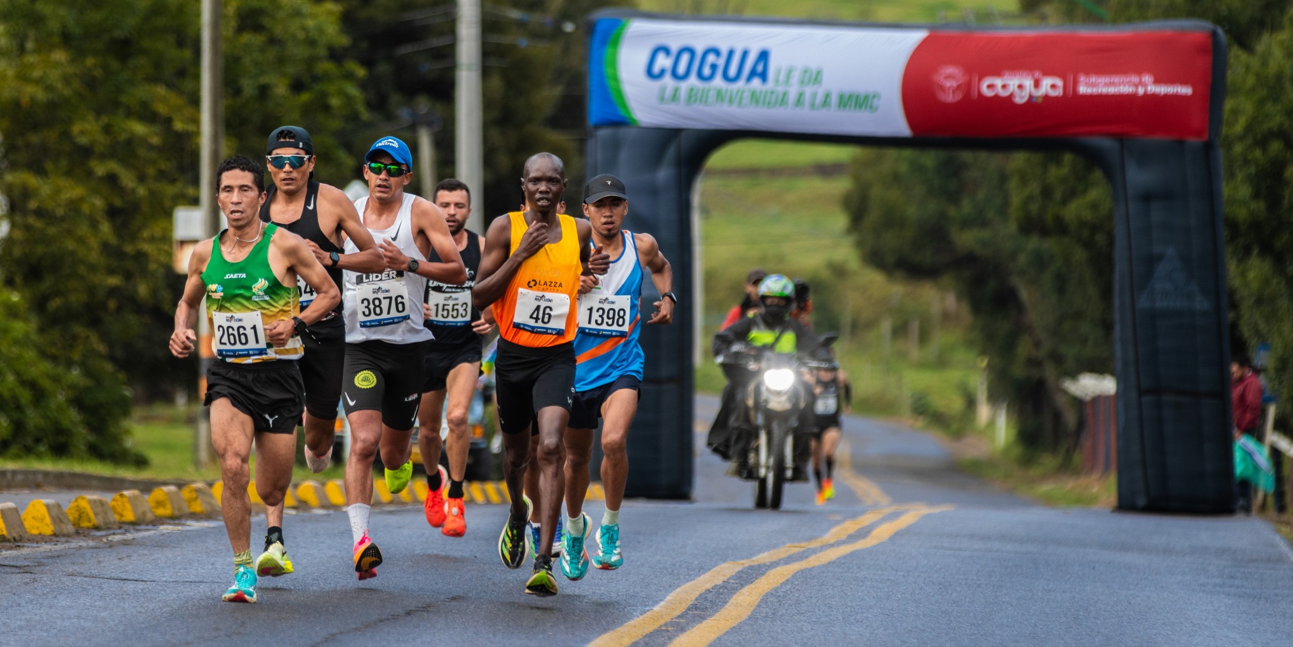 Los atletas Naomi Maiyo y Joseph Kiprono, de Kenia, ganadores de la primera Media Maratón de Cundinamarca