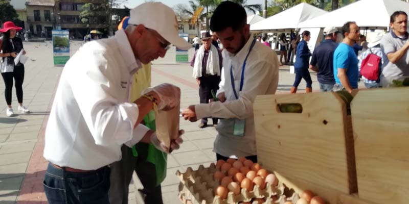 Cajicá y Sibaté promueven el trueque de alimentos frescos por materiales reciclables