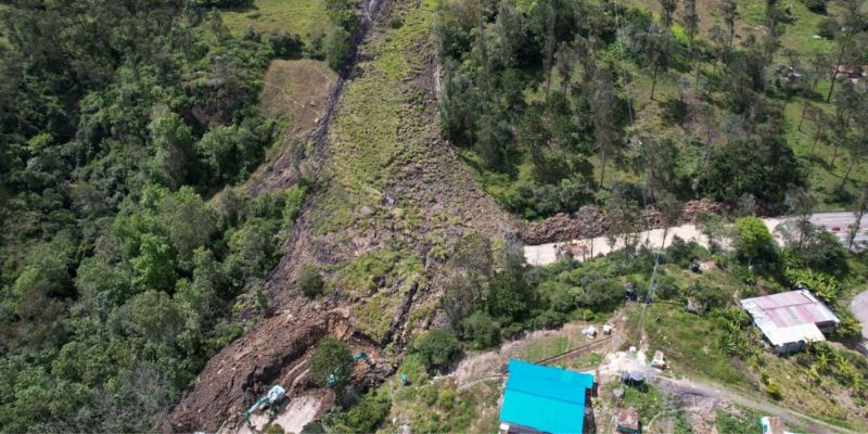 Gobernador Jorge Rey advierte que la montaña en Chipaque sigue cediendo y amenaza viviendas



