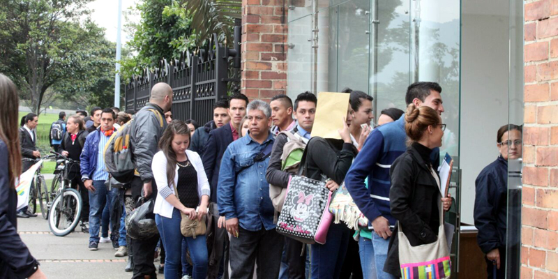 Empleo sí hay. 4.300 puestos ofrecen el SENA y la gobernación de Cundinamarca en la plazoleta de la Paz


















































































