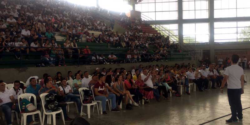 Más de 800 estudiantes de Girardot disfrutaron de la comedia Ciber - Dependientes



