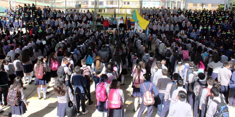 Institución Educativa de Mosquera recibe máquina inteligente para reciclar botellas plásticas