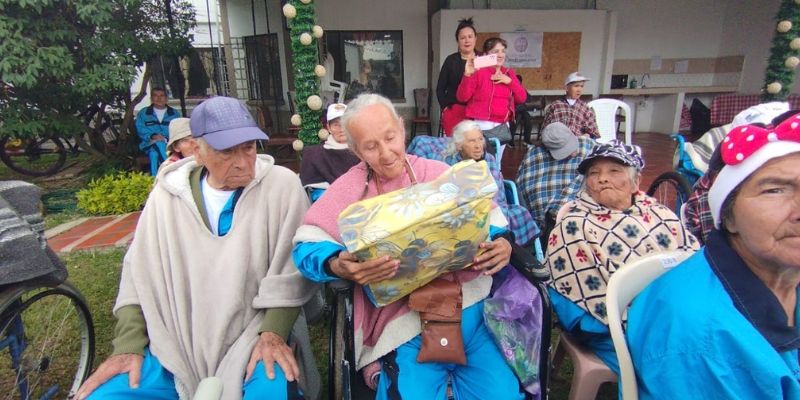 Influencer Miguel Forero alegró la Navidad de los adultos mayores de Facatativá


