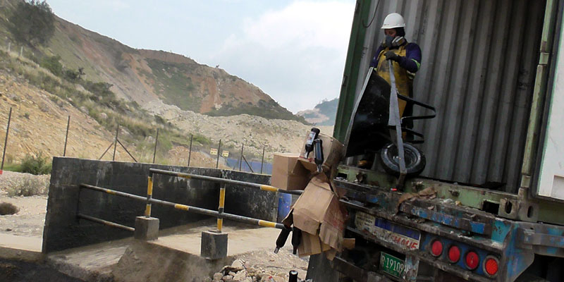 Secretaría de Hacienda destruye más de 142 toneladas  de licores y cigarrillos aprehendidos por el GAC