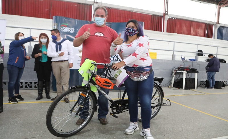 Mujeres floricultoras de Facatativá y Funza recibieron bicis como medio de transporte sostenible









