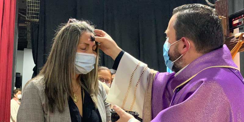 La Gobernación celebró la tradicional imposición de ceniza a los fieles