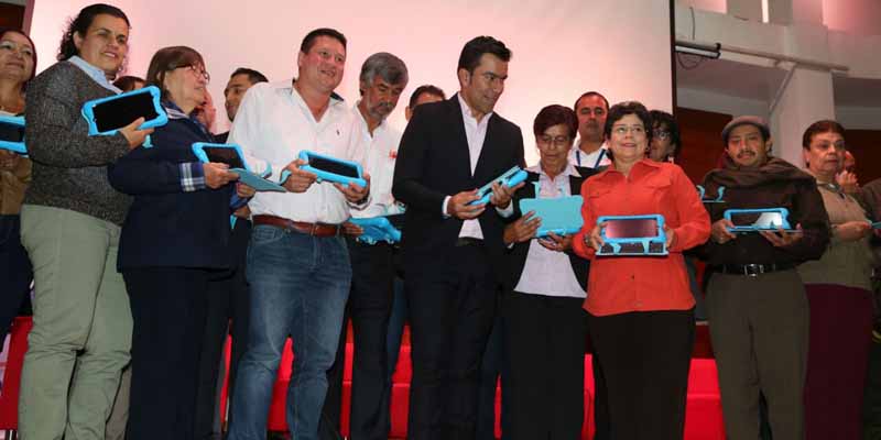 324 docentes de Cundinamarca recibieron tabletas para fortalecer y preparar sus clases
