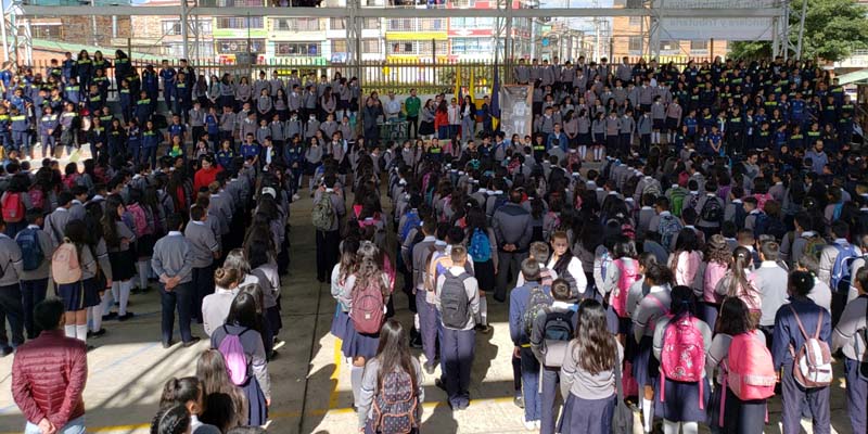 Institución Educativa de Mosquera recibe máquina inteligente para reciclar botellas plásticas





























