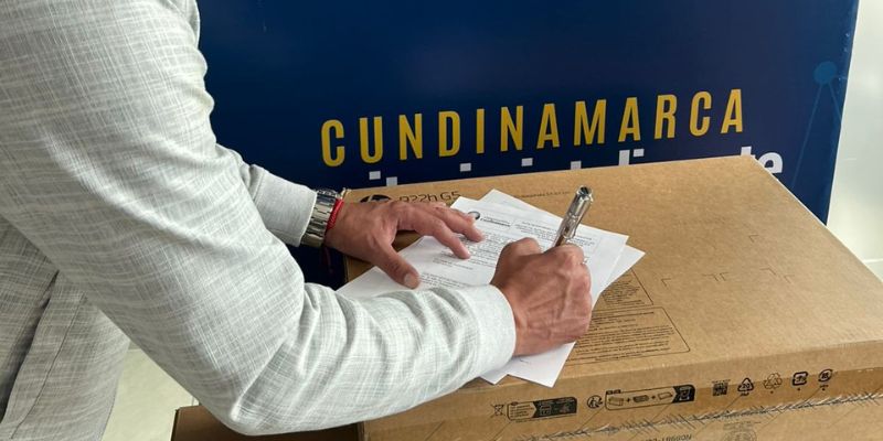 Gobernación de Cundinamarca entrega 15 equipos de última tecnología al Centro Interactivo de Albán