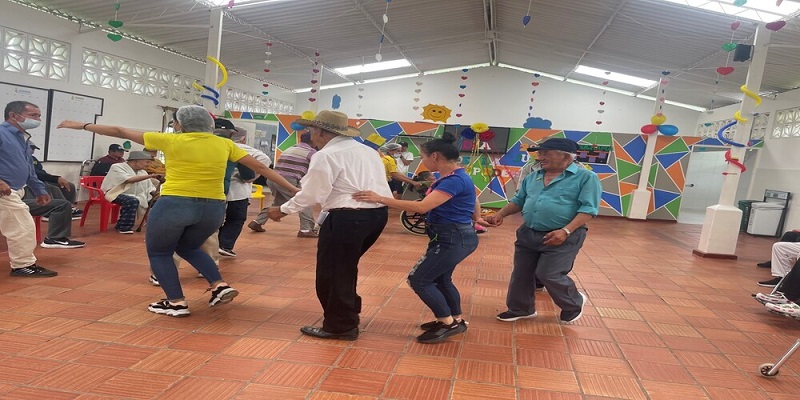 Rumba terapia promueve bienestar de las personas mayores en el Centro de Protección Social Belmira

