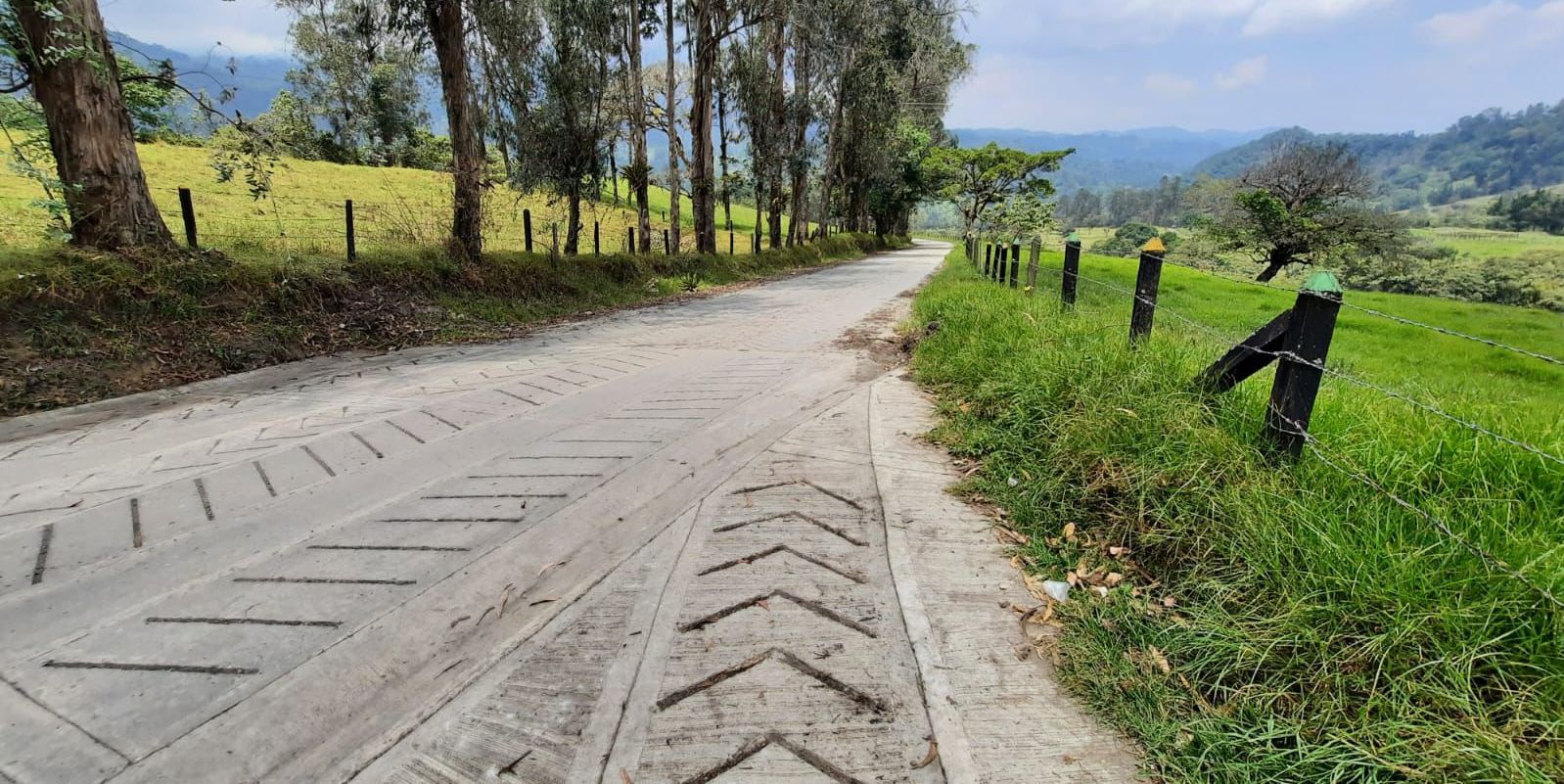 Cundinamarca impulsa la participación comunitaria y construirá 1’200.000 metros cuadrados de placas huella en zonas rurales


