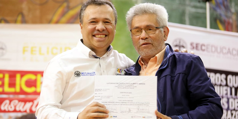 450 docentes y funcionarios se gradúan como ‘Embajadores de la Felicidad’

