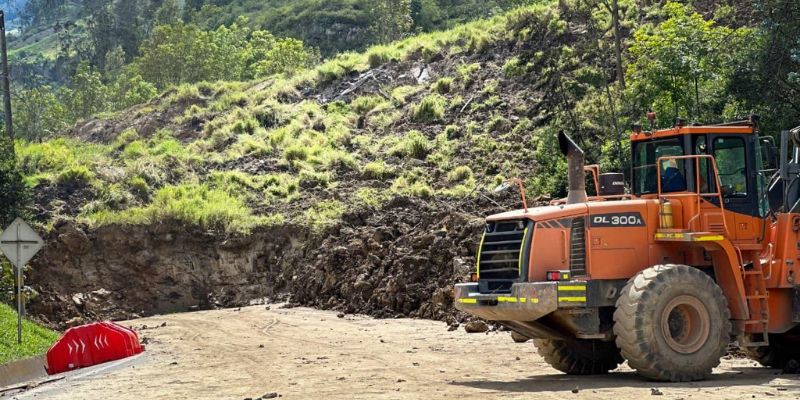 Gobernador Jorge Rey advierte que la montaña en Chipaque sigue cediendo y amenaza viviendas



