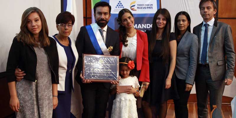 Condecoración a la excelencia, distingue al Gobernador de Cundinamarca como  el Administrador Público del año



































































