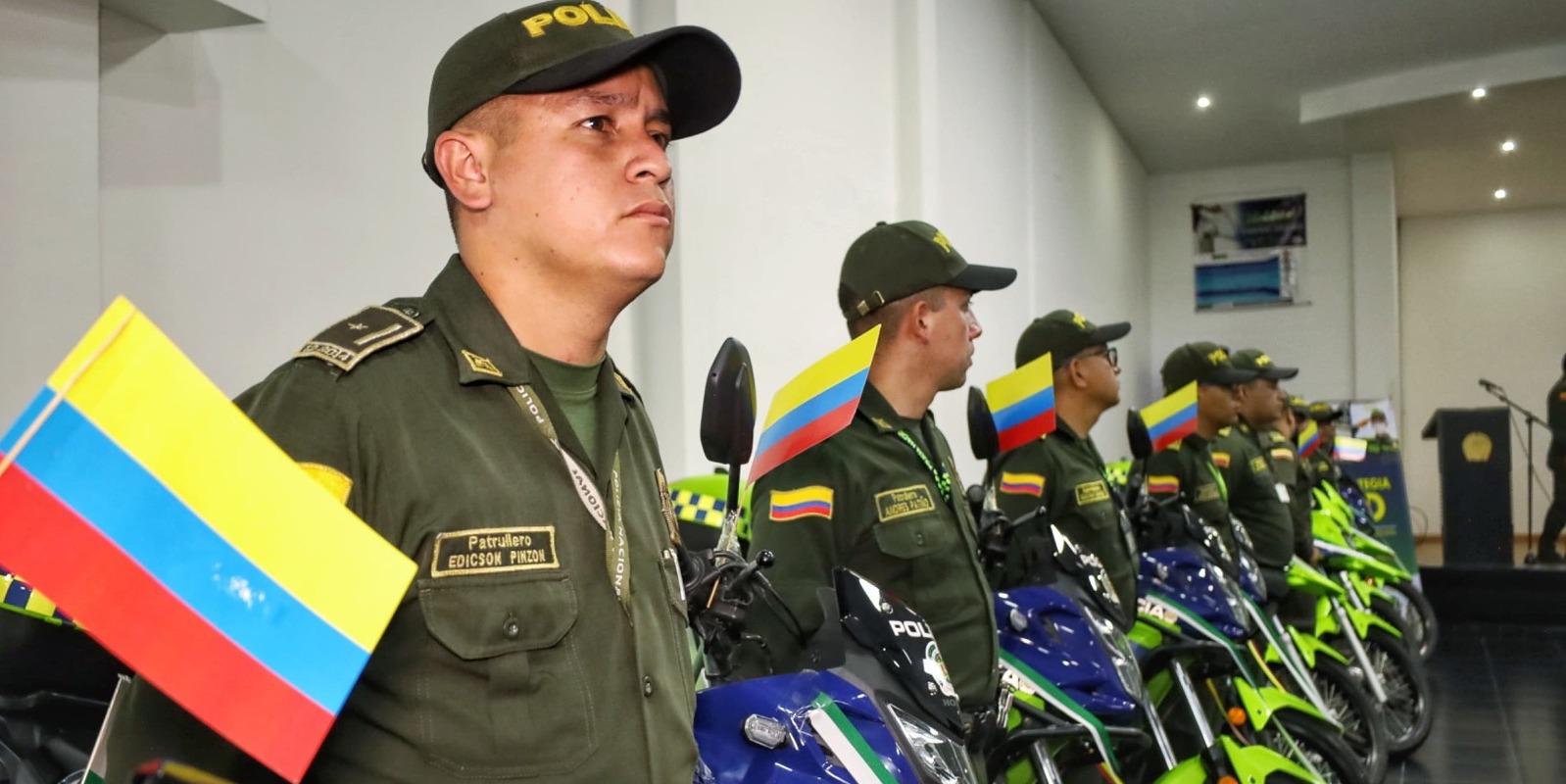 Cundinamarca fortalece la seguridad municipal con la entrega de 10 motocicletas a la Policía


