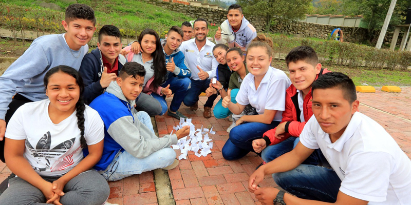 Aprendices rurales del Sena en Pacho, nuevos Embajadores de la Felicidad





