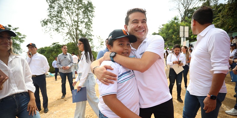 Gobernador participa en la entrega de 100 viviendas en el municipio de El Colegio
