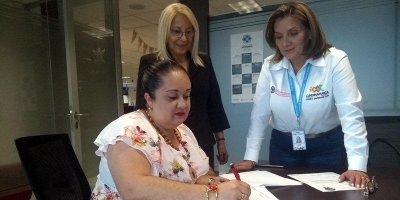 Banda marcial de personas mayores de Pandi recibe dotación instrumental 










