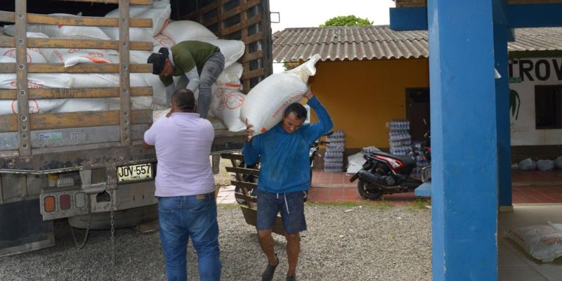 80 toneladas de alimento llegan a productores de Paratebueno afectados por el sismo



