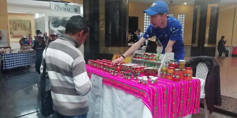 Productores de 10 municipios  de Bogotá D.C., en mercados campesinos en la Gobernación











