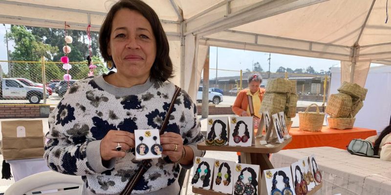 Gobernación de Cundinamarca entrega apoyos económicos y maquinaria a 500 mujeres emprendedoras