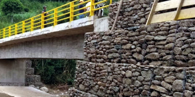 Habitantes de la vereda Montefrío de Chaguaní estrenan puente sobre quebrada La Vieja 


