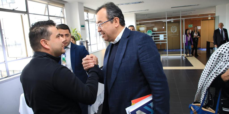 Ante el compromiso de invertir más de $100.000 millones en vías de El Guavio, la comunidad levanta el bloqueo