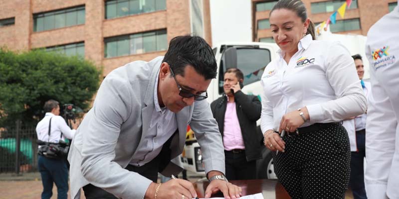Guasca, Guataquí, Villeta y Cajicá recibieron vehículos compactadores