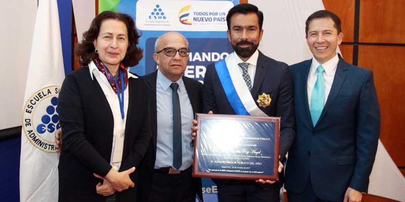 Condecoración a la excelencia, distingue al Gobernador de Cundinamarca como  el Administrador Público del año



































































