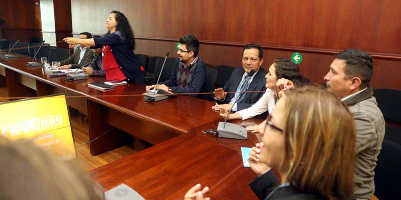 Un departamento que juega al tamaño de sus niñas y niños














