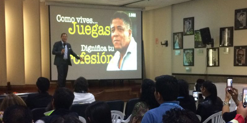 Más de 200 funcionarios participaron en charla con Óscar Córdoba sobre la felicidad
 


















