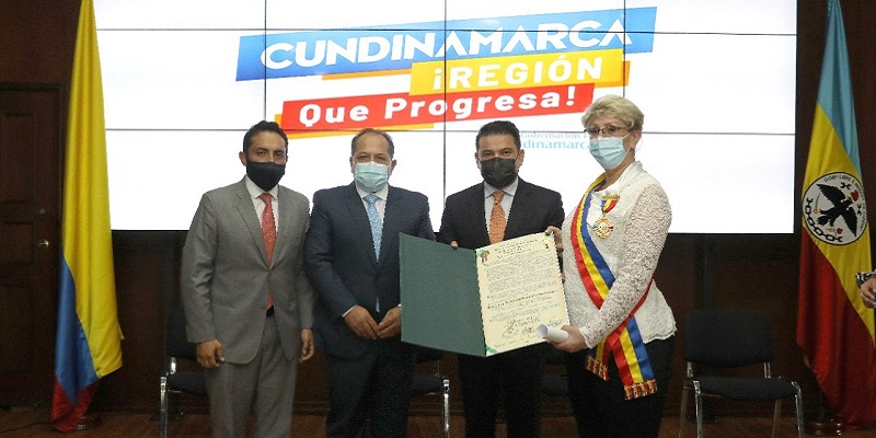 La Asamblea Departamental impuso máxima condecoración a una hija de Cundinamarca


