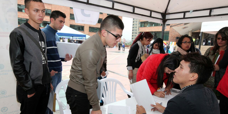 Empleo sí hay. 4.300 puestos ofrecen el SENA y la gobernación de Cundinamarca en la plazoleta de la Paz


















































































