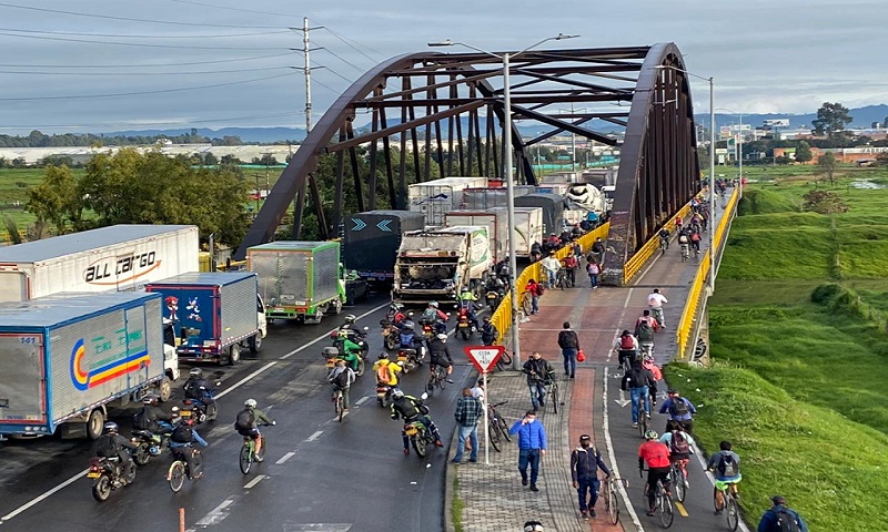 Cierre de vías en 33 municipios de 9 provincias afectan movilidad